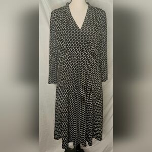 Black and White Midi Dress Large Geometric Long Sleeve‎